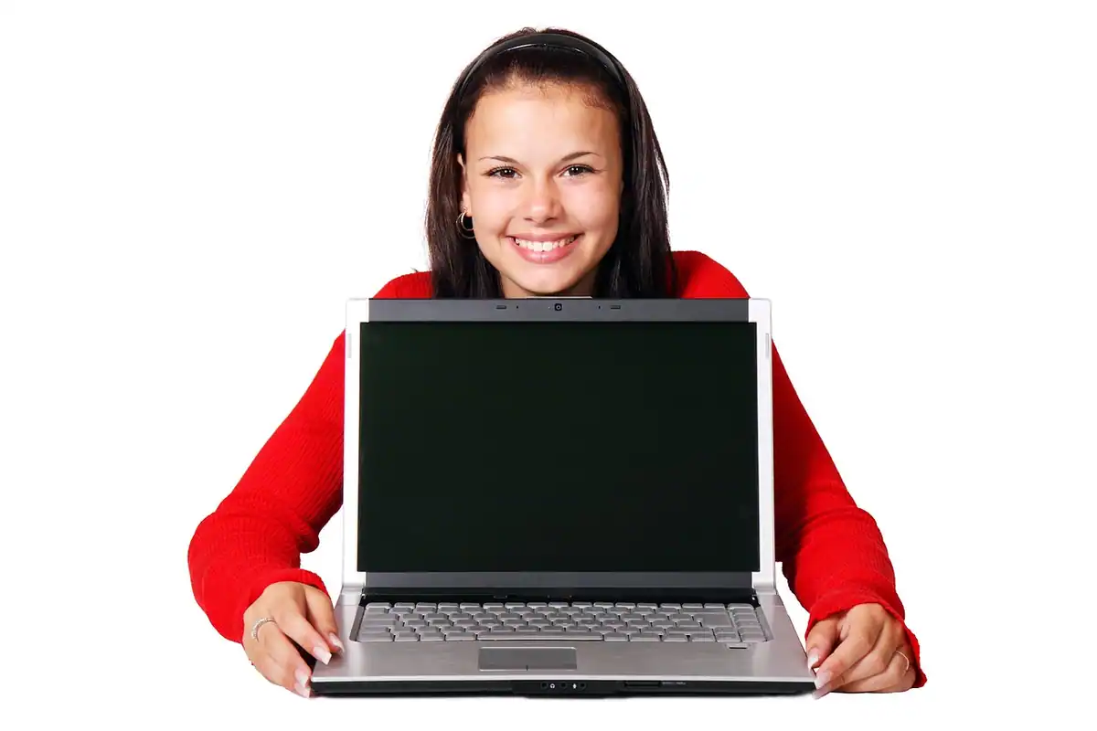 Birou de acasă cald, cu masă din lemn, scaune moderne, laptop, revistă și decorațiuni