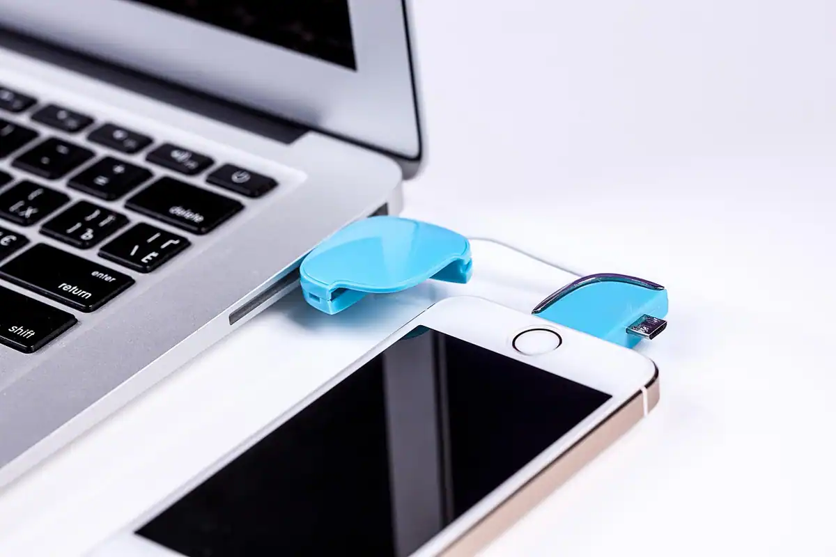 Stick USB conectat într-un port al unui laptop, un dispozitiv care trebuie verificat de antivirus