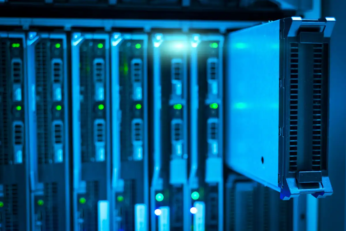 Rack de servere într-un centru de date, cu accent pe stocarea și protejarea datelor