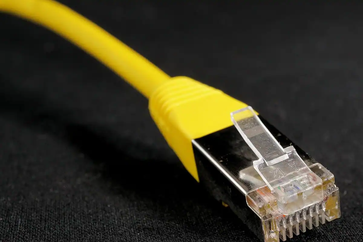 Priză de perete RJ45 de tip keystone pentru rețea, în care se conectează un cablu Ethernet
