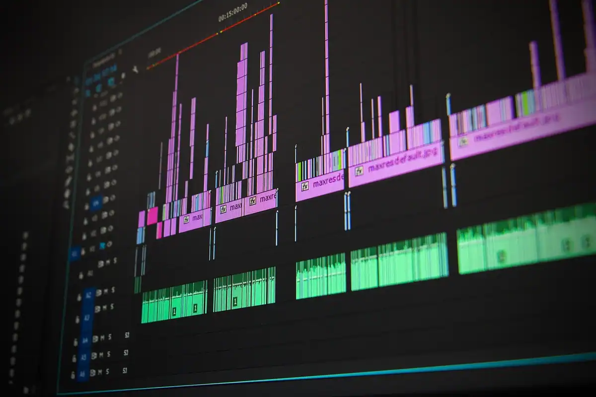 Linia de timp a unui program de editare video cu piste audio colorate
