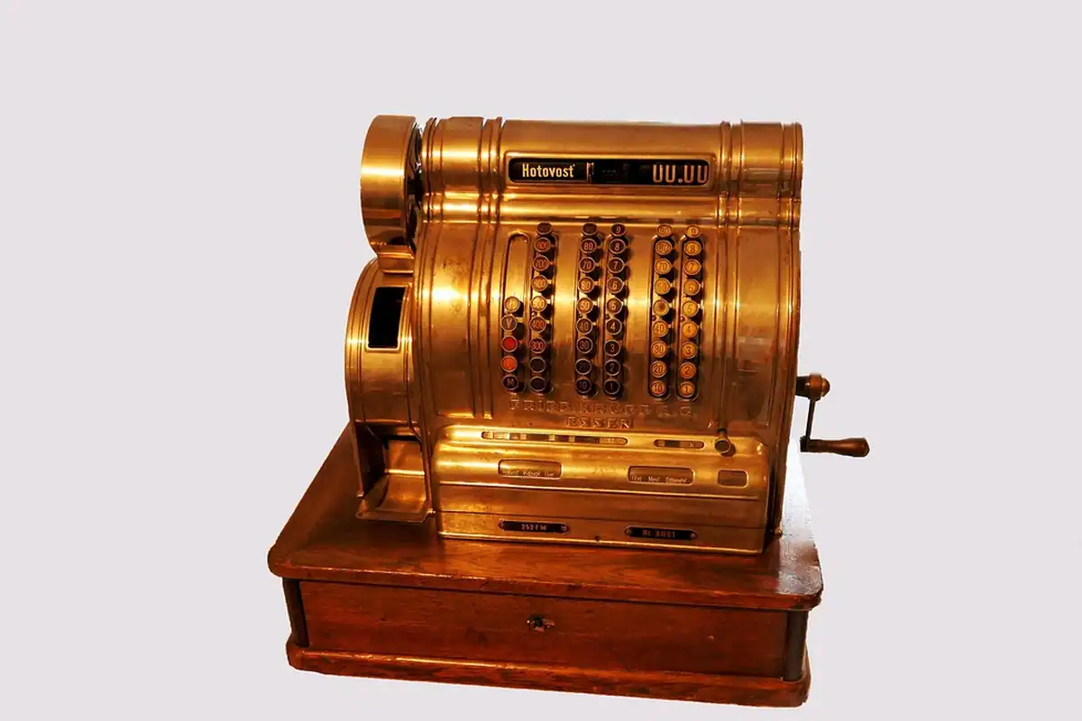 Calculator de birou și chitanțe de hârtie împrăștiate pe un birou, pentru socoteala unei facturi