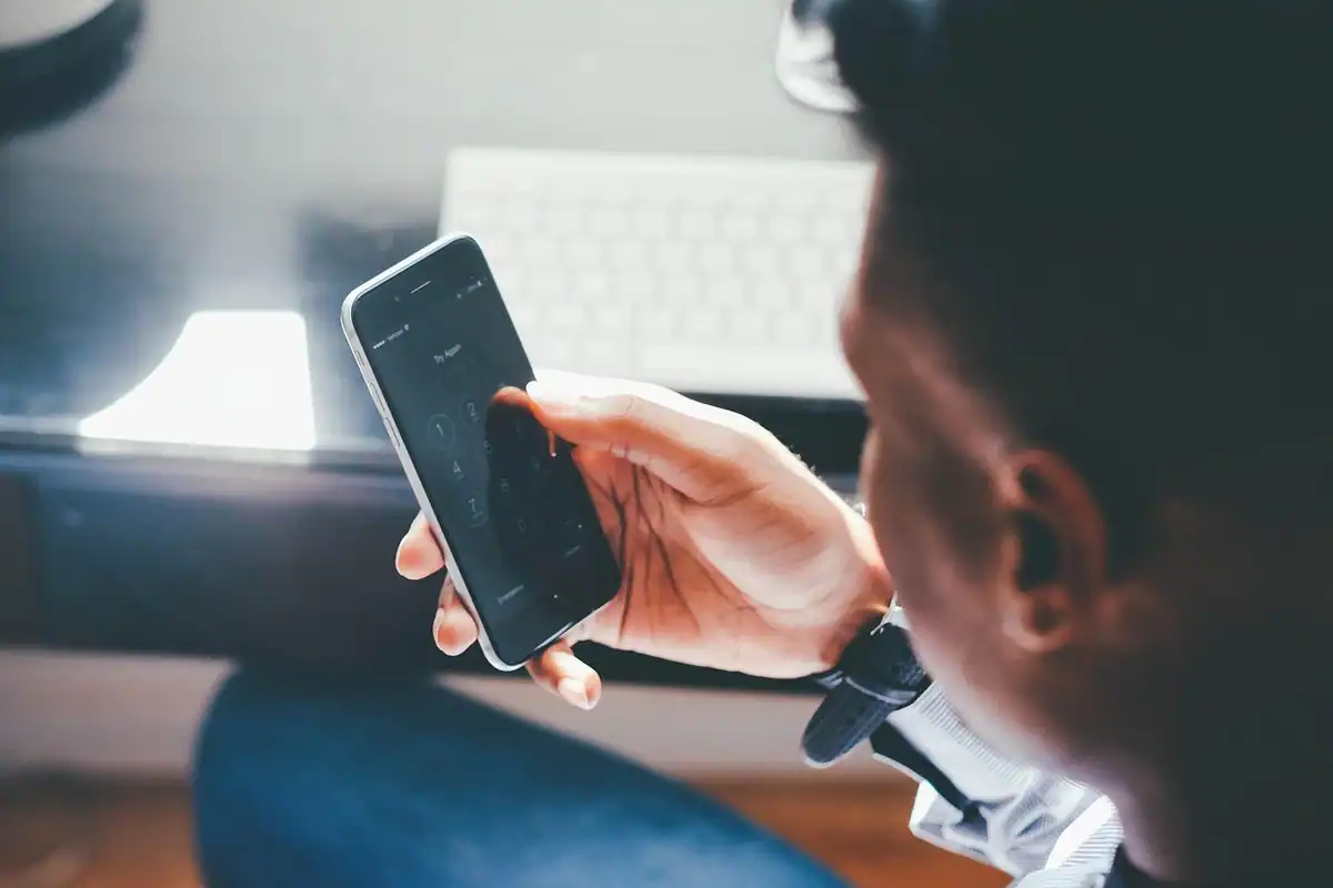 Bărbat care citește un mesaj privat pe ecranul telefonului