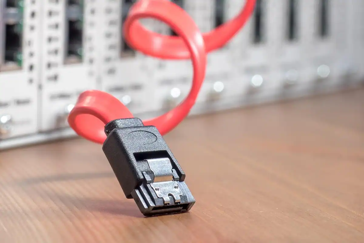 Cabluri de rețea conectate într-un dulap de server, văzute de aproape într-o cameră de servere