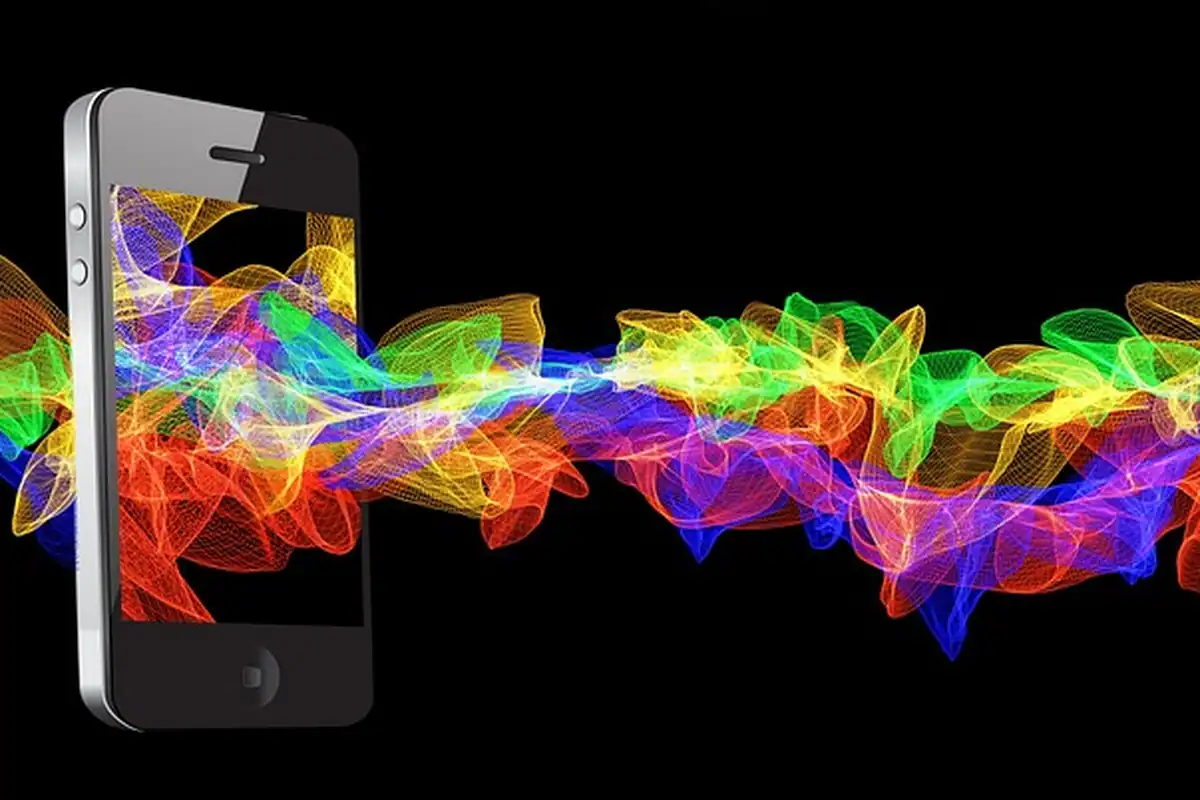 Ecran de smartphone cu linii și particule colorate în mișcare, pe un fundal luminos