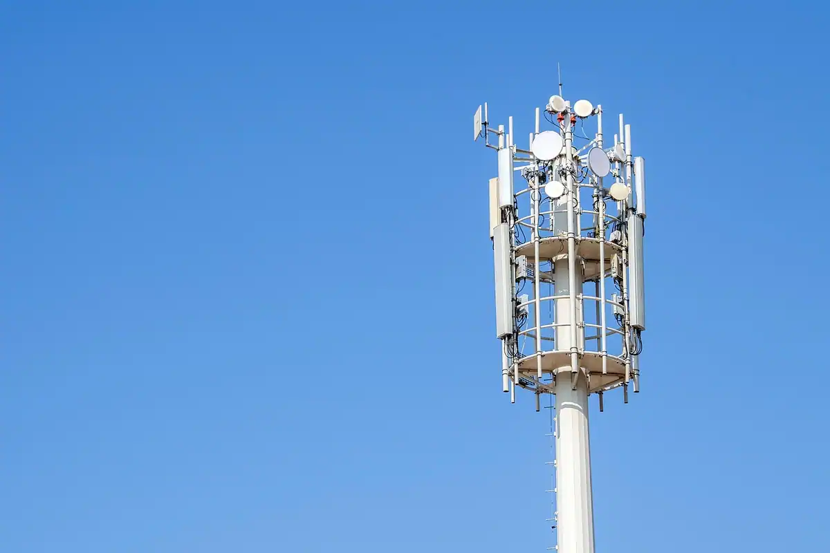 Pilon de telecomunicații cu antene albe pe cerul albastru senin