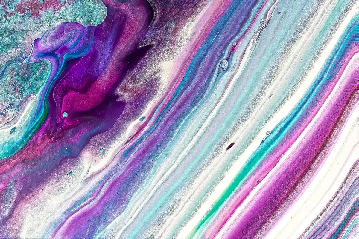 Model abstract din vopsea acrilică violet, turcoaz și albă amestecată