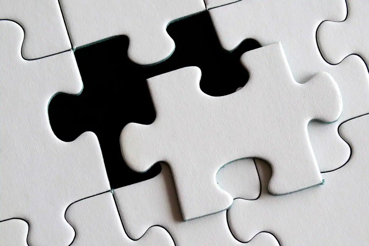 Puzzle alb cu o piesă lipsă, simbol al informației completate greșit