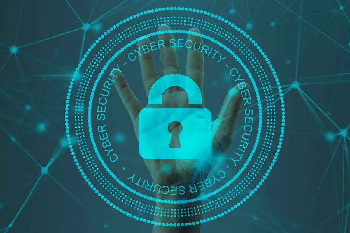 Lacăt digital turcoaz peste o palmă, într-un cerc de securitate cibernetică