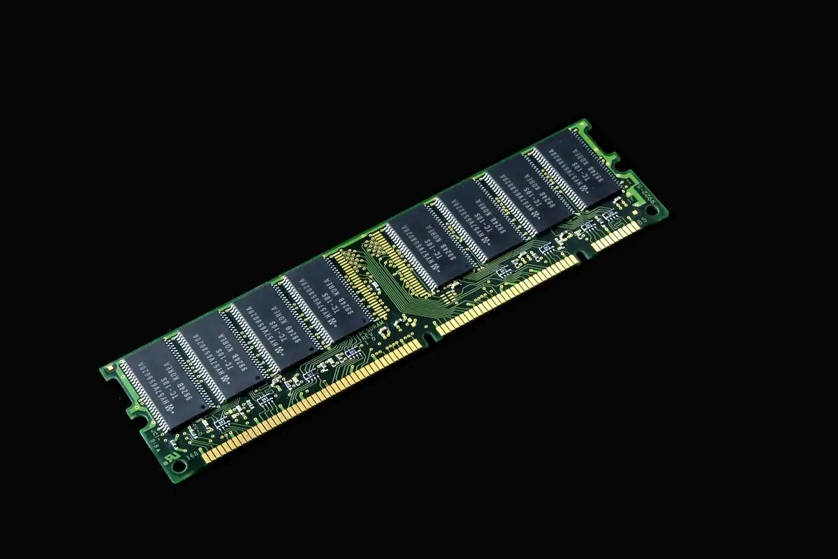 Modul de memorie RAM pentru calculator, cu cipuri negre pe placă, scos din computer