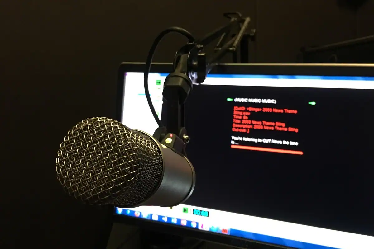 Echipament de studio radio cu microfon și semnal On Air, imagine pentru sunetul transformat în semnal
