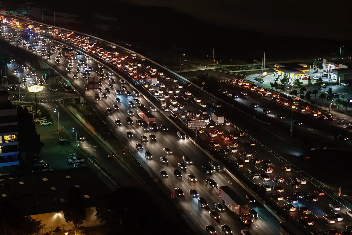 Autostradă cu benzi pline de mașini, văzută de sus, într-o oră de trafic aglomerat