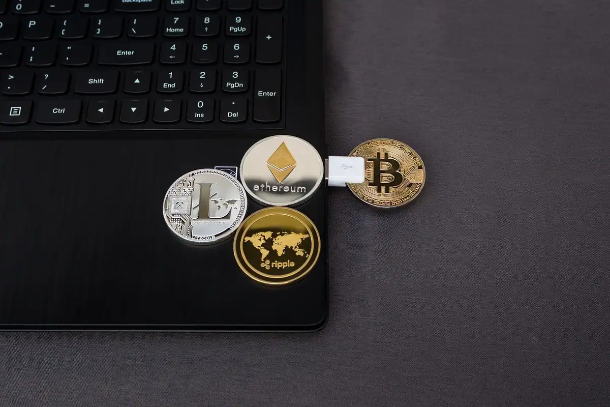Laptop și token USB de semnătură electronică așezate pe o masă de lucru