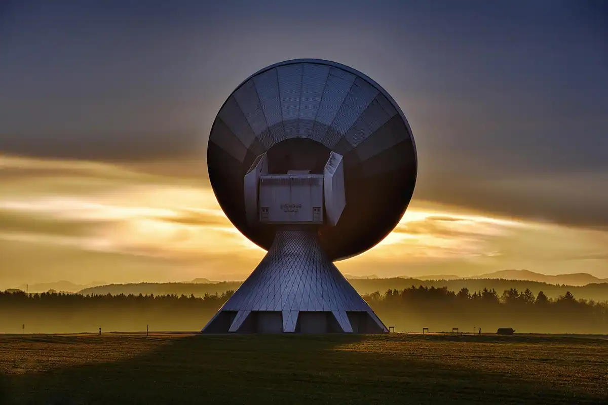 Antenă parabolică de satelit orientată spre cer, folosită pentru recepția semnalului de internet